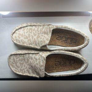 Size 9 women’s hey dudes